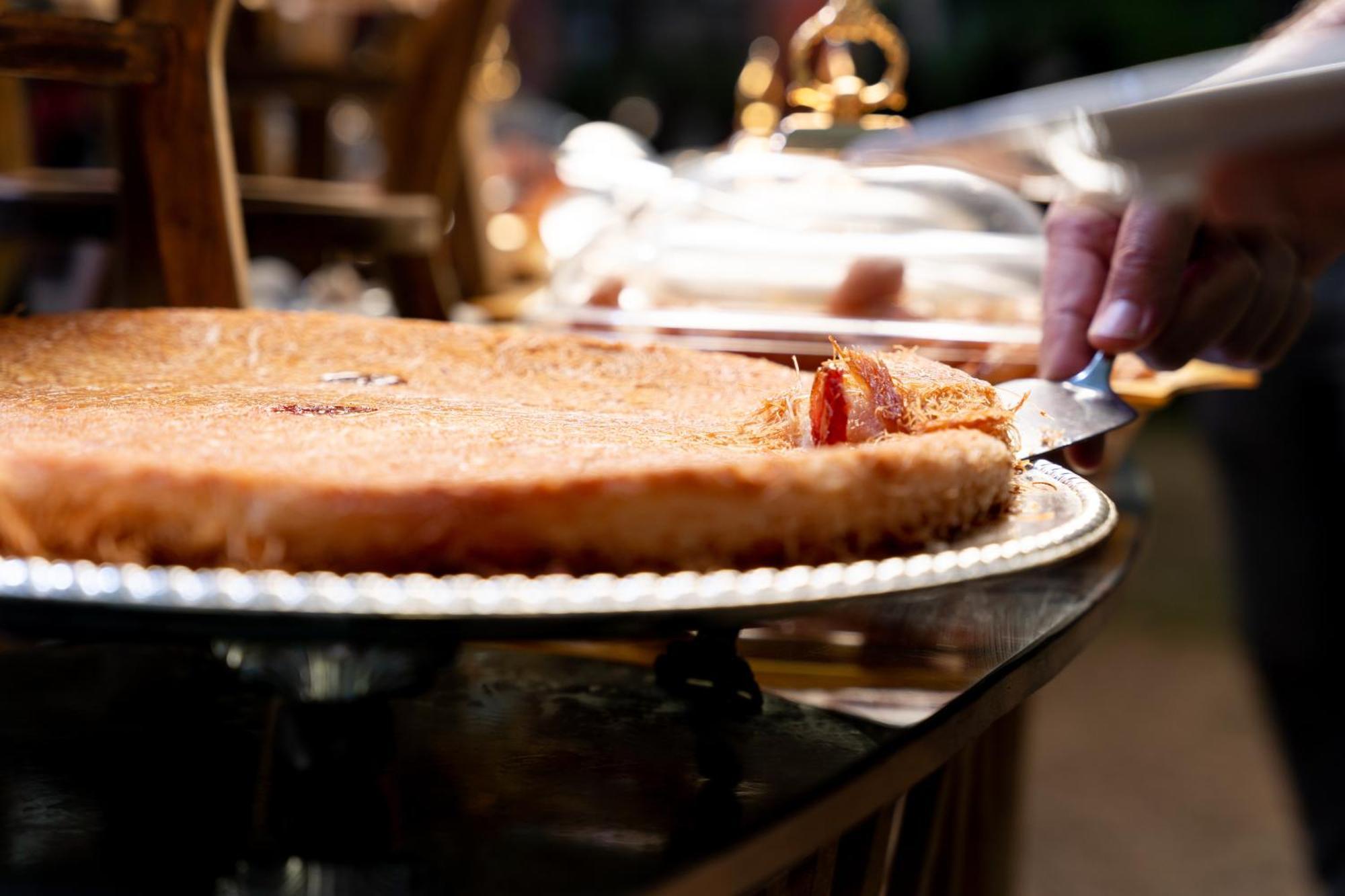 Sheraton Dammam Hotel & Convention Centre Εξωτερικό φωτογραφία A pie server cutting into a pie