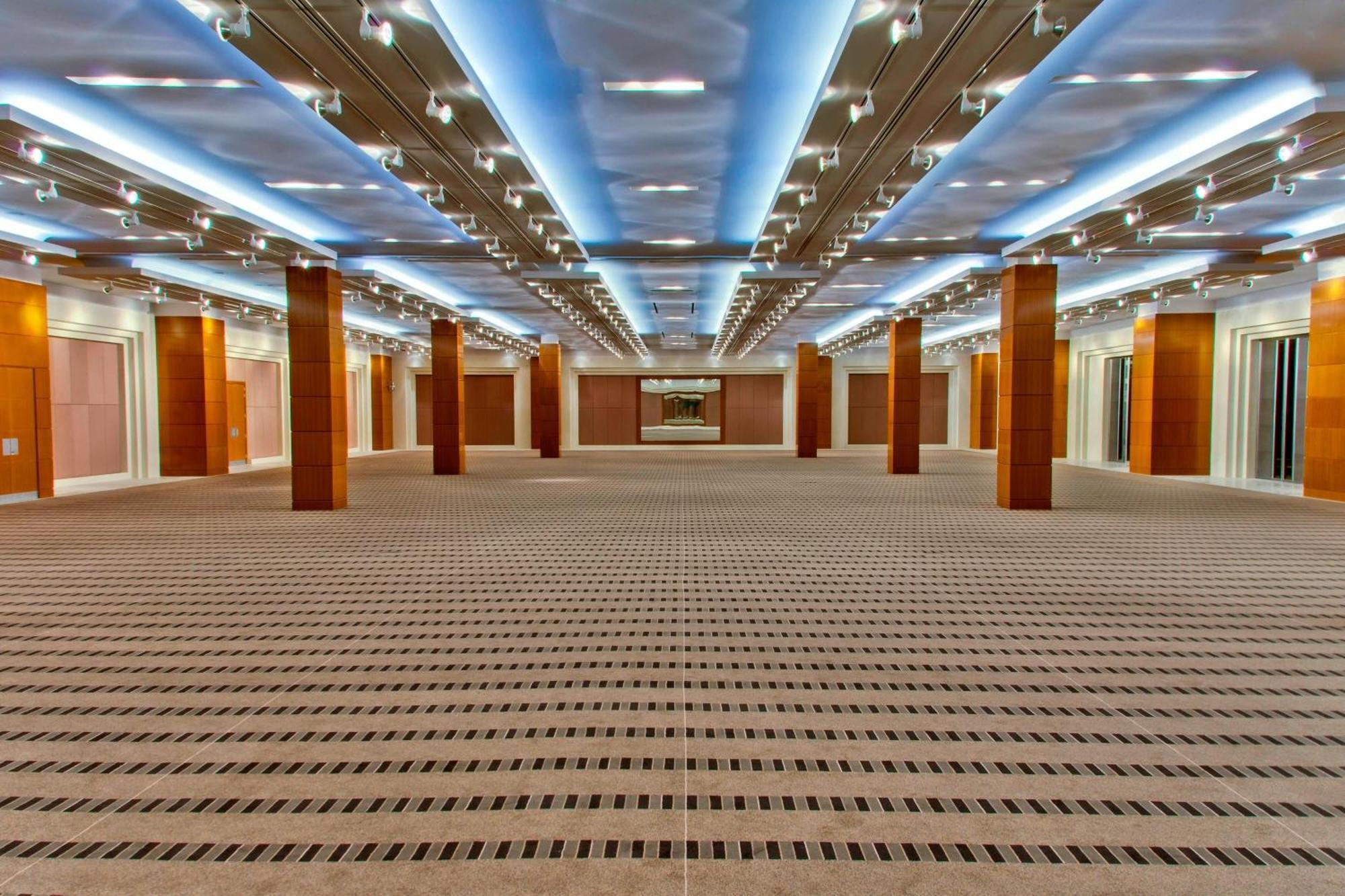 Sheraton Dammam Hotel & Convention Centre Εξωτερικό φωτογραφία The interior of the main hall