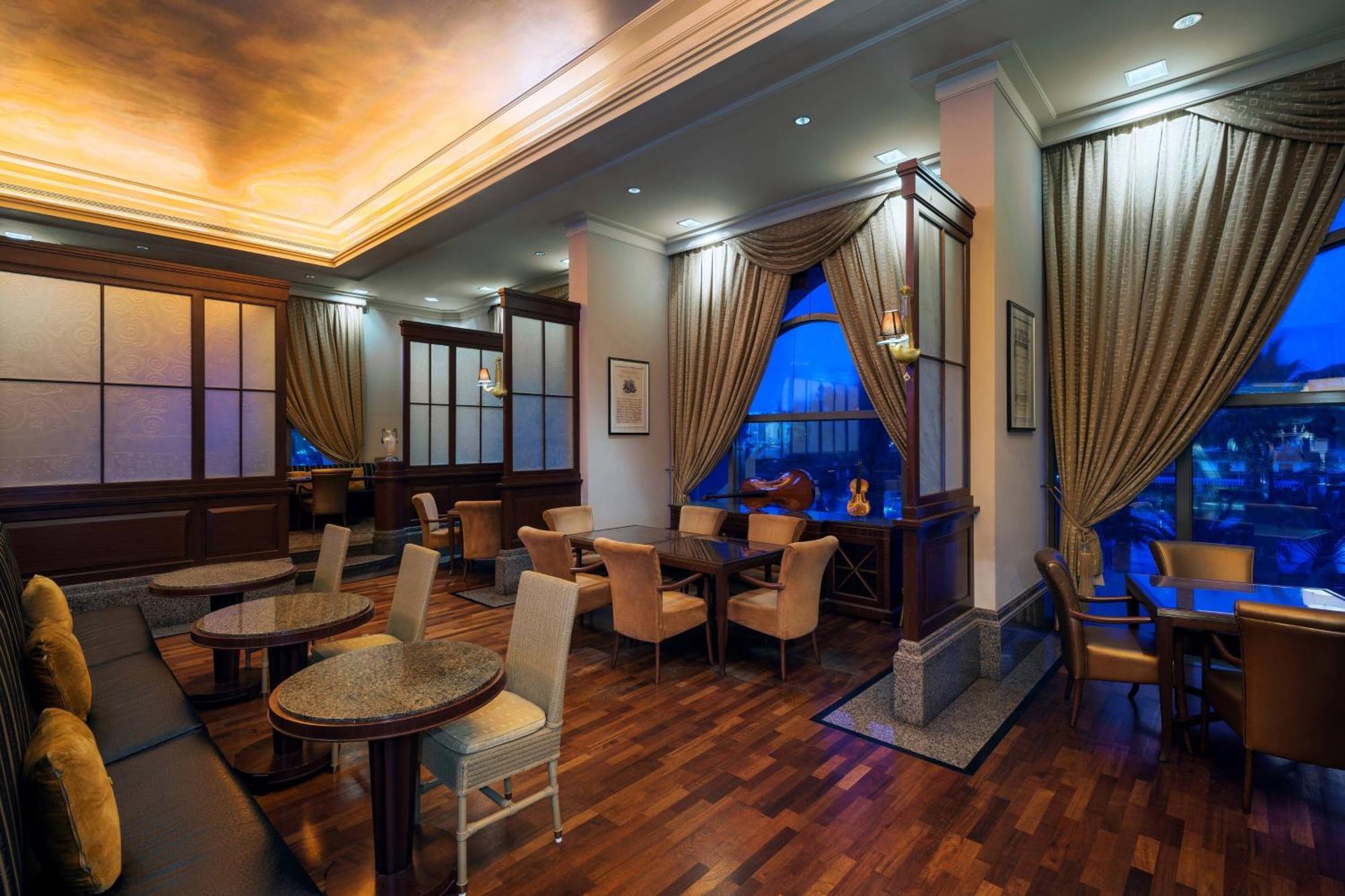 Sheraton Dammam Hotel & Convention Centre Εξωτερικό φωτογραφία The lounge at the airport