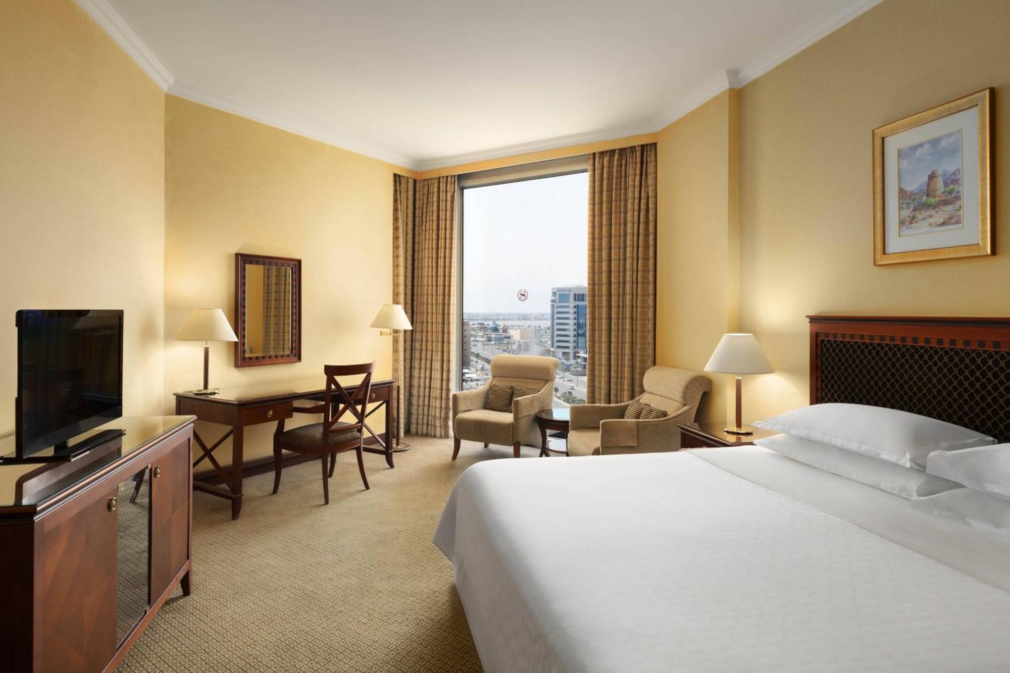 Sheraton Dammam Hotel & Convention Centre Εξωτερικό φωτογραφία A guest room at the hotel