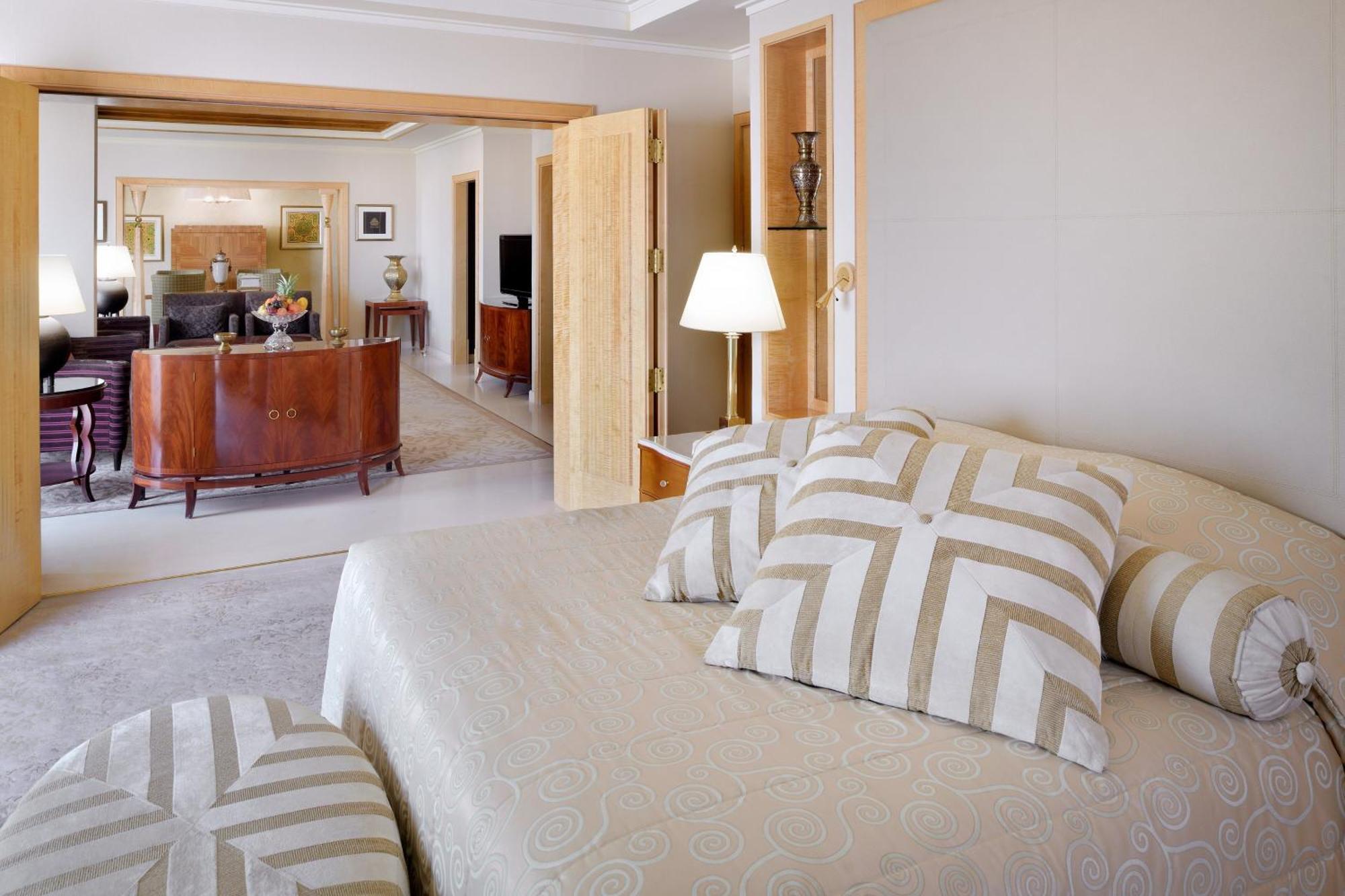 Sheraton Dammam Hotel & Convention Centre Εξωτερικό φωτογραφία A suite at the hotel